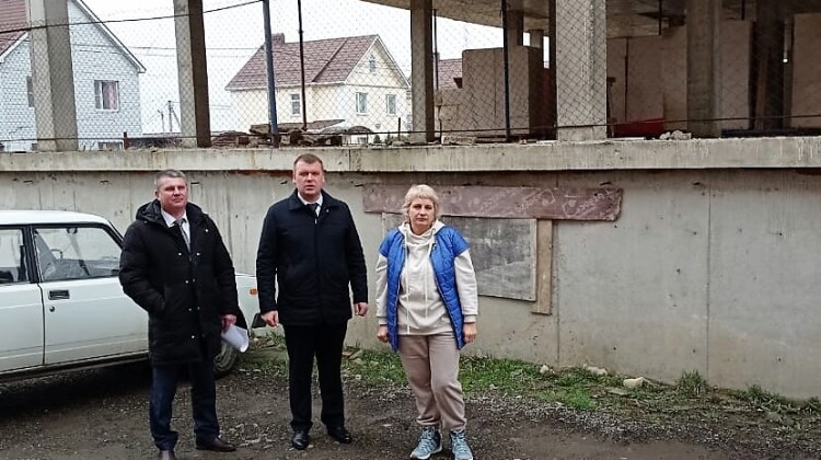 Член Совета Ирина Левицкая посетила долгострой в станице Каневской
