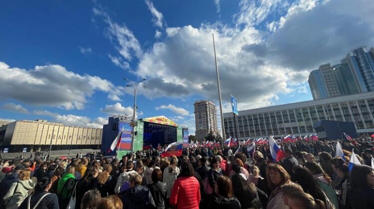 В Краснодаре прошла патриотическая акция #СвоихНеБросаем!