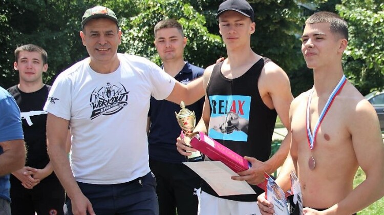 Геннадий Гасанов организовал соревнования по силовому троеборью и уличным танцам для молодежи Новороссийска