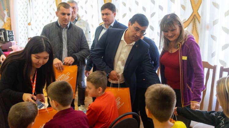 Член Совета при Губернаторе Георгий Титов передал подарки в Армавирский социально-реабилитационный центр для несовершеннолетних