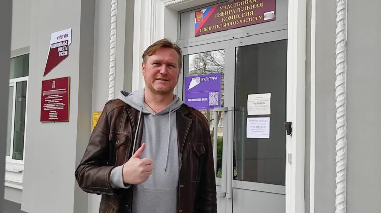 Алексей Кащенко пришел на избирательный участок с сыном и дочерью