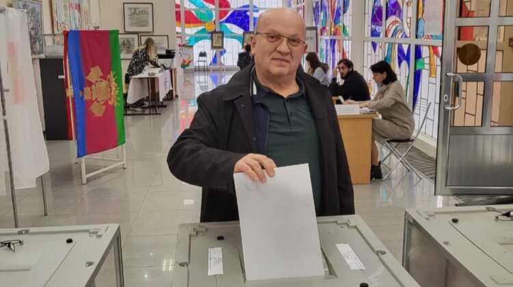 Зам. председателя Совета Станислав  Бабин в день завершения выборов посетил свой избирательный участок