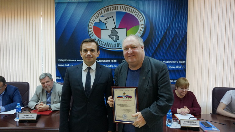 Благодарственное письмо за содействие в организации и проведении выборов вручили члену Совета Павлу Снаксарёву