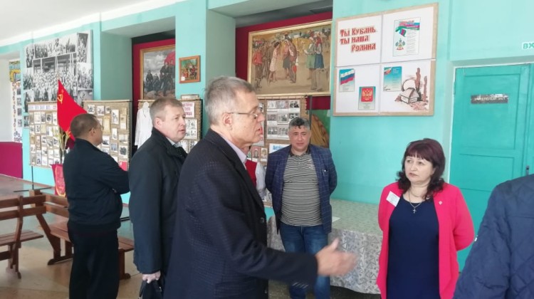 Председатель Совета Андрей Зайцев посетил избирательные участки в сельском поселении Северского района