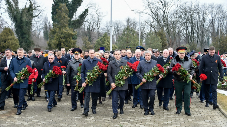 В Краснодаре в День защитника Отечества возложены цветы к обелиску погибшим воинам