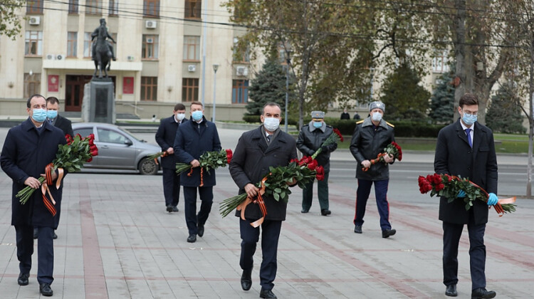 В День Героев Отечества Вениамин Кондратьев возложил цветы у мемориальной арки в сквере имени Г.К. Жукова