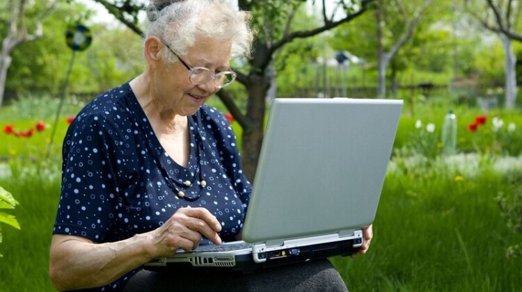 На Кубани волонтеры запустили социальный проект «Бабушка в сети»