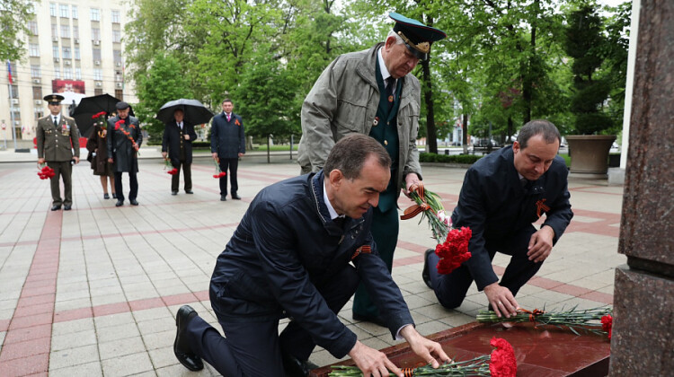 Губернатор Краснодарского края возложил цветы к мемориалам войны