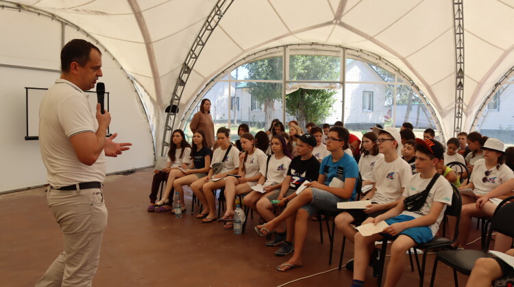 Геннадий Гасанов выступил с лекциями для детей Донбасса