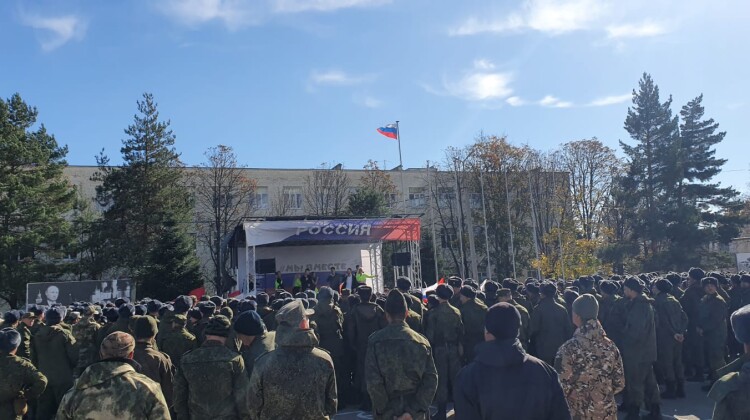 Волонтеры Краснодарского регионального штаба помощи людям #МЫВМЕСТЕ проводили военно служащих
