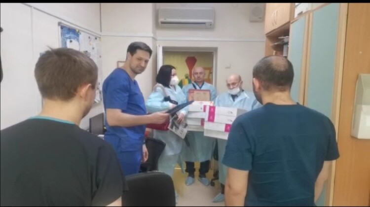 Поздравительный адрес от советника Губернатора Андрея Зайцева вручили докторам детской краевой больницы