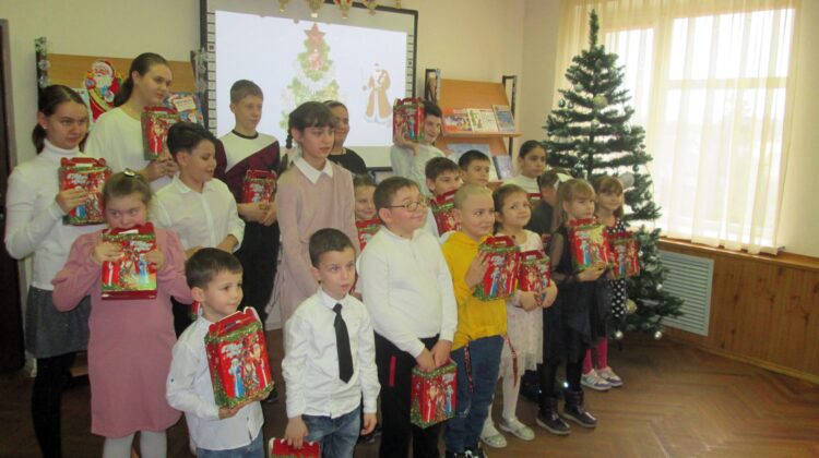 Людмила Васильева: тысячи детей посетят новогодние елки и получат подарки