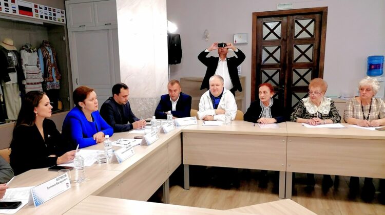 Круглый стол в рамках Международного дня инвалидов посетил Павел Снаксарев