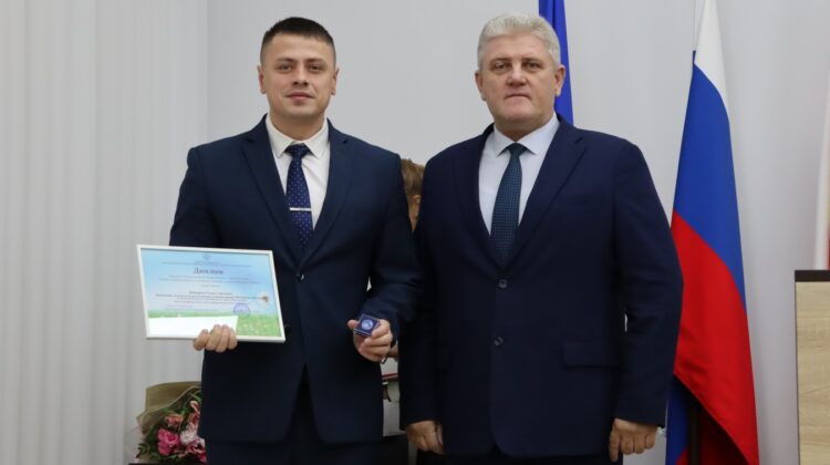 Общественную награду вручили на планерке в Каневском районе