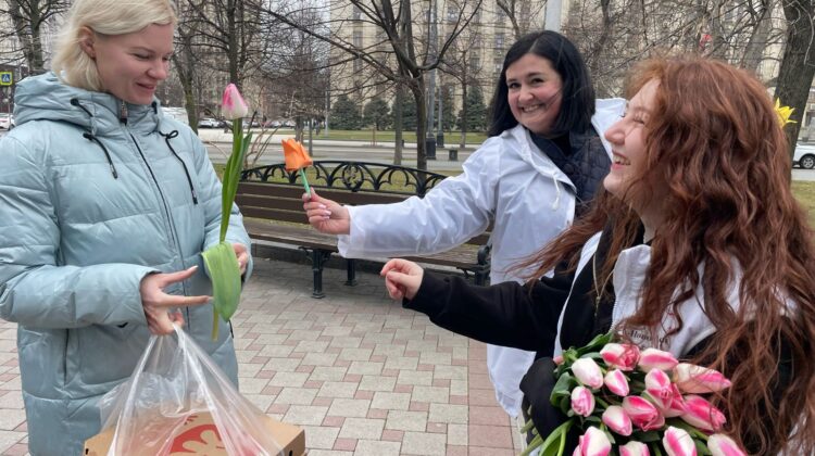 Члены Совета на улицах Краснодара поздравили женщин