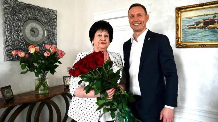 Почетного члена Совета Тамару Пятак поздравил мэр Новороссийска